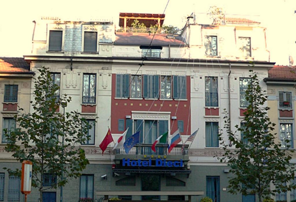米兰迪耶奇酒店的大楼前方有旗帜的酒店