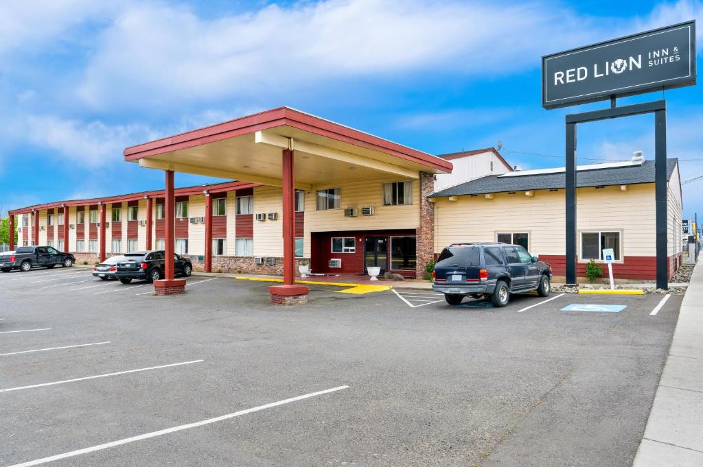 亚基马Red Lion Inn & Suites Yakima的酒店前的停车场