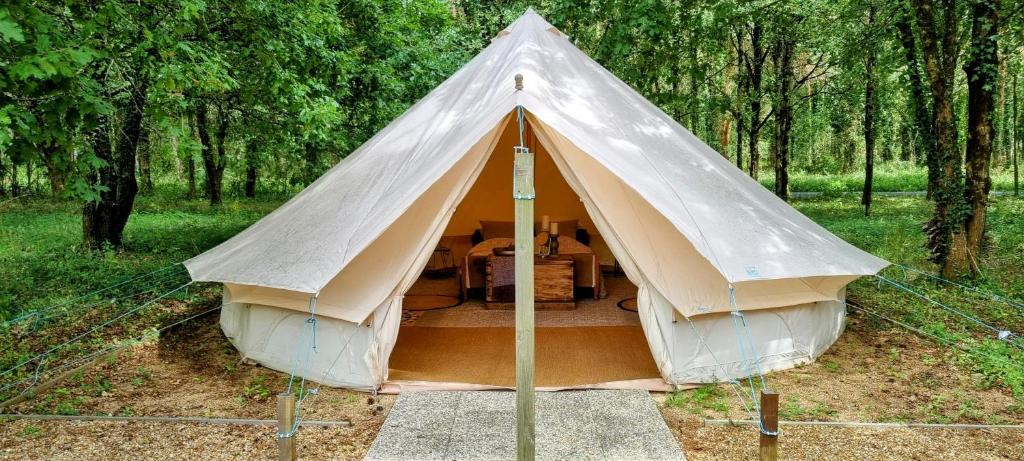 MouliherneLuxury Bell Tent at Camping La Fortinerie的森林中间的帐篷