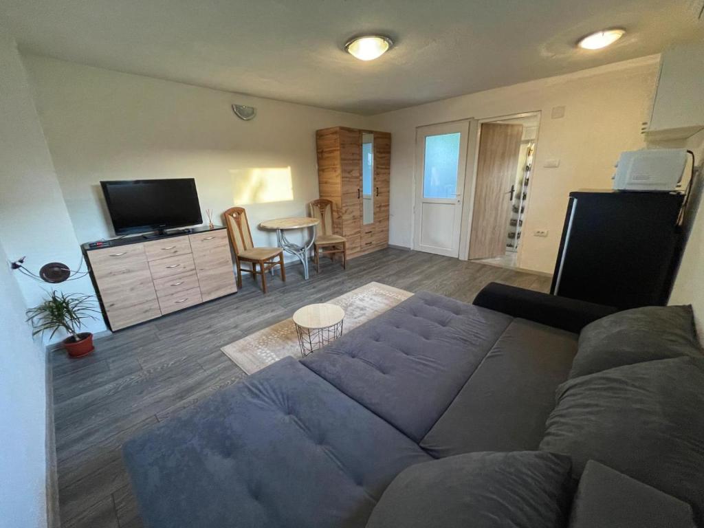 拉克塔希Fly & Stay Apartments的客厅配有沙发和桌子