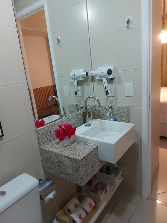 福塔莱萨LANDSCAPE SOLAR - Beira Mar de Fortaleza的一间带水槽和镜子的浴室