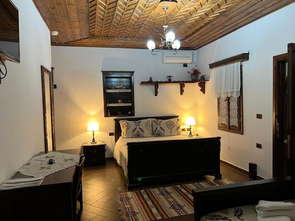 培拉特Hotel Kaceli的一间卧室配有一张床、一张沙发和一张桌子