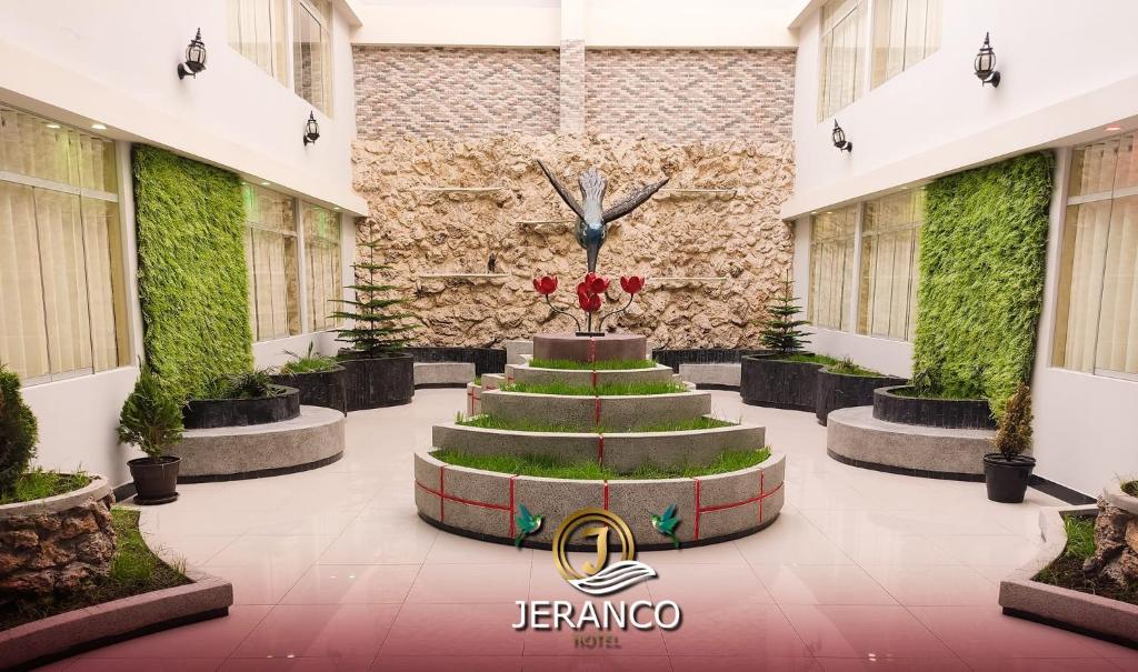 塔尔马Jeranco Hotel的大厅,大楼中央有一个喷泉