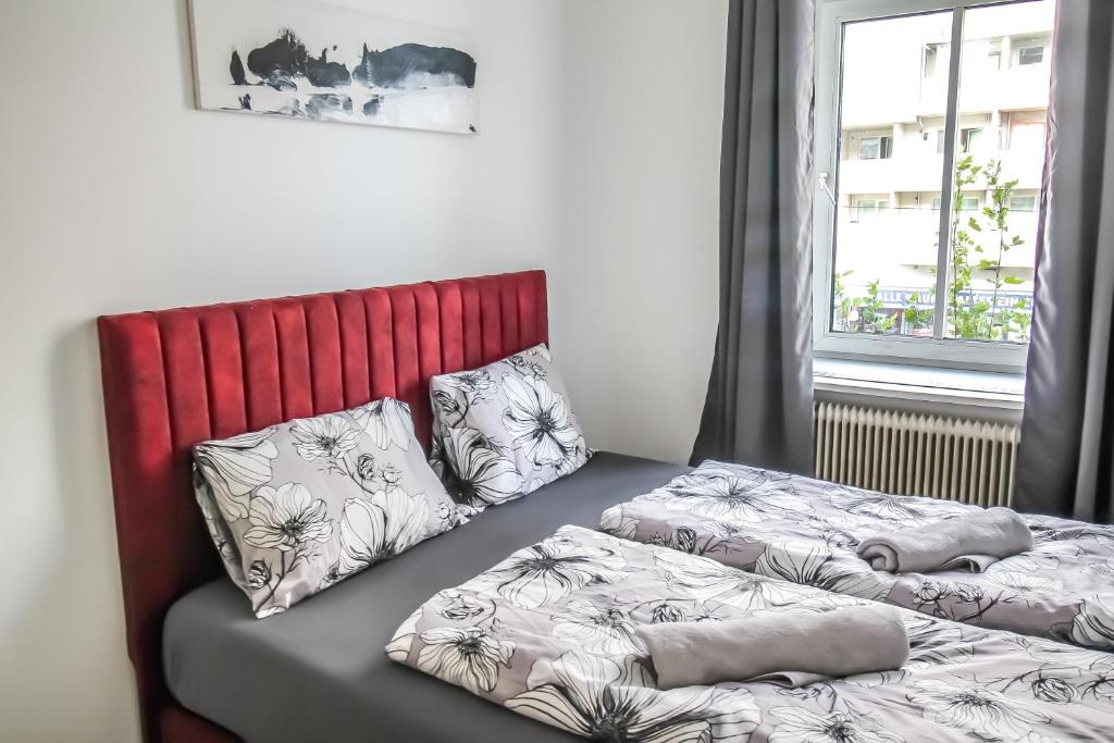 维也纳Spacious Apartment in Floridsdorf Area PR9的一间卧室设有两张床和红色床头板