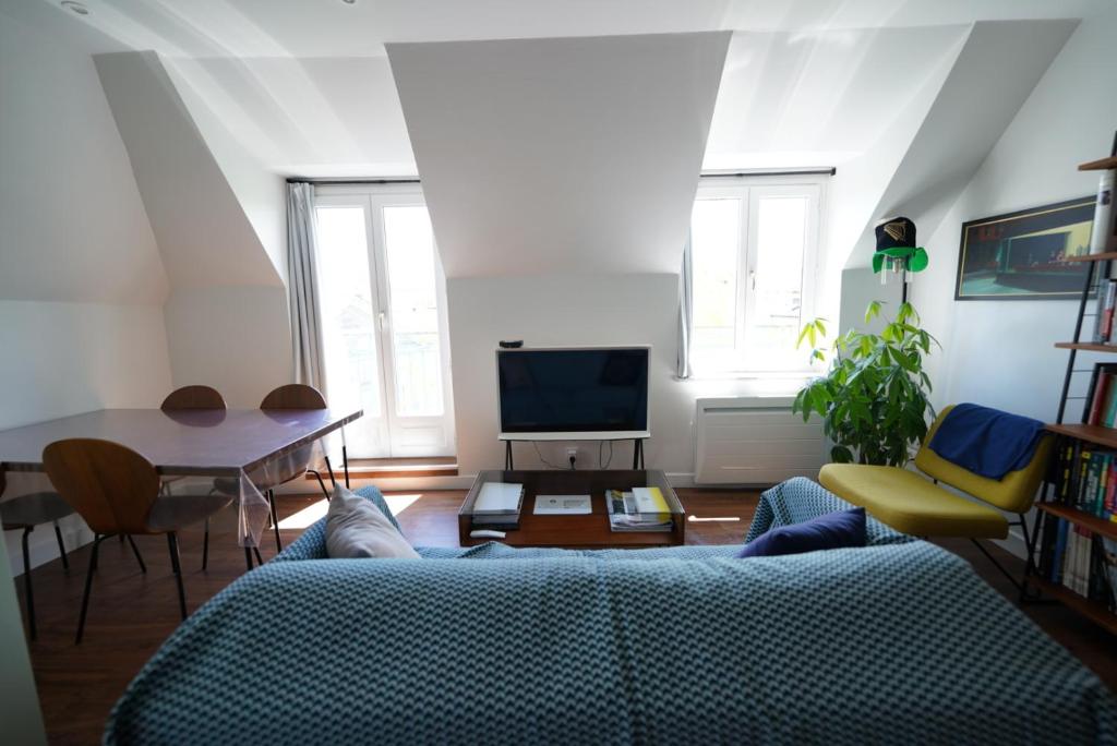 欧里亚克Appartement de Paul的客厅配有蓝色的沙发和桌子