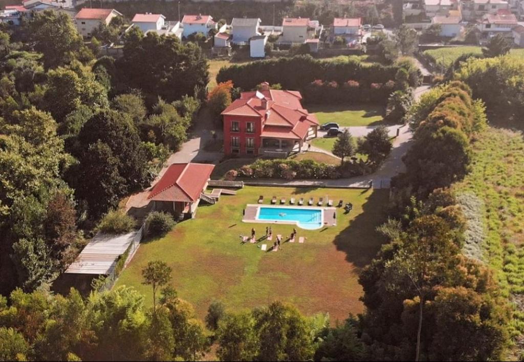 维拉诺瓦-德法马利Villam Natura & Spa的享有带游泳池的房屋的空中景致