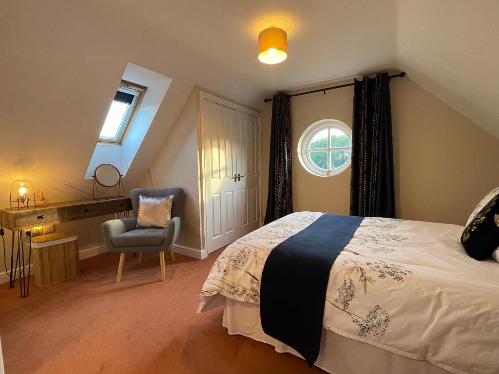 米德尔威奇Cheshire Retreat的卧室配有床、椅子和窗户。