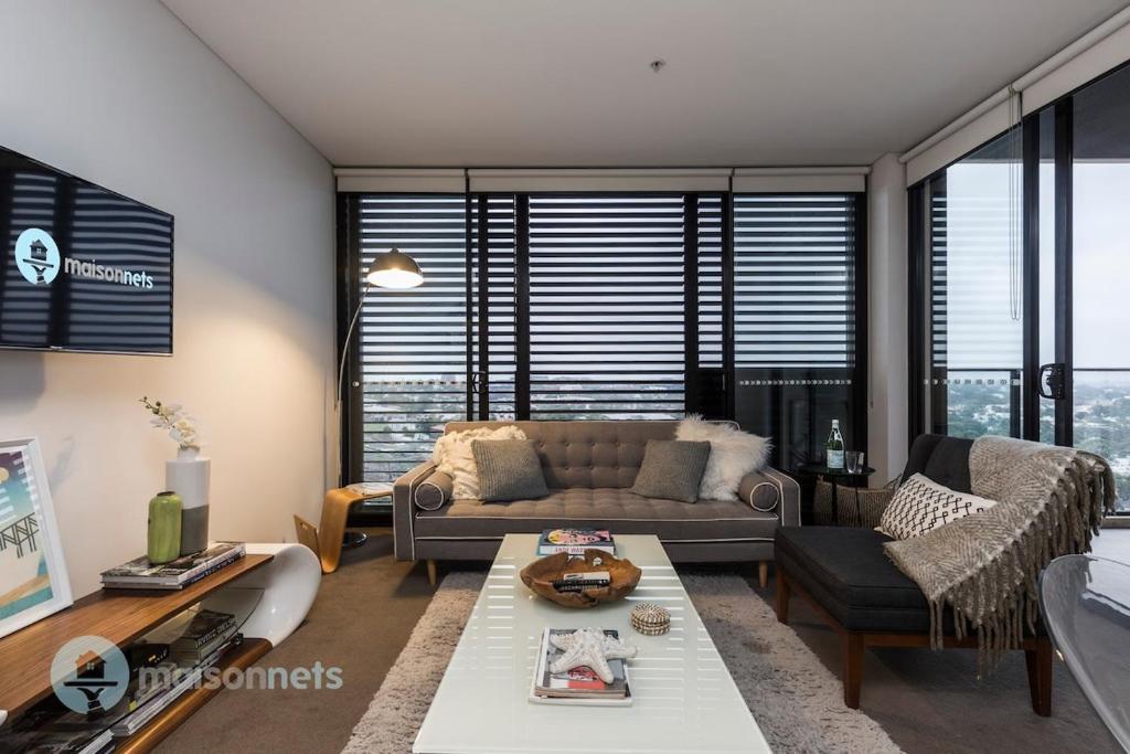 悉尼Redfern One Bedroom Apartment with Views的客厅配有沙发和桌子