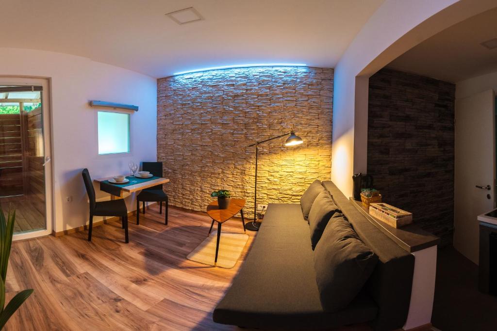 MežicaSavna cimr的带沙发和砖墙的客厅