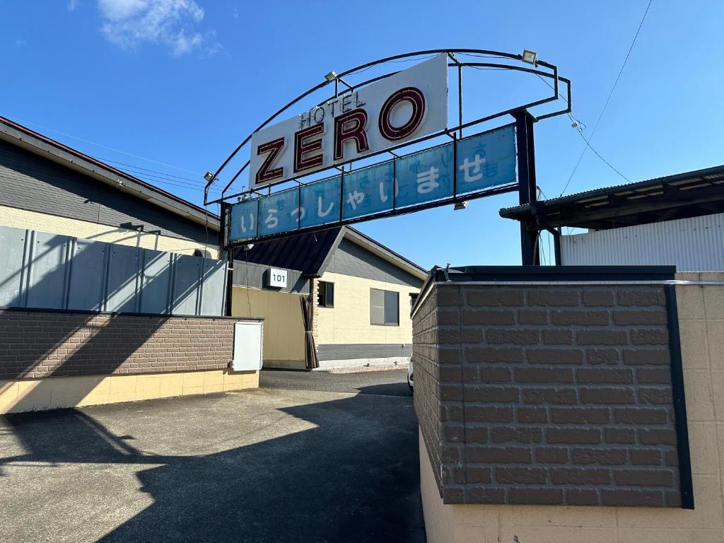 TanigashiraホテルZERO的建筑顶部的zor标志