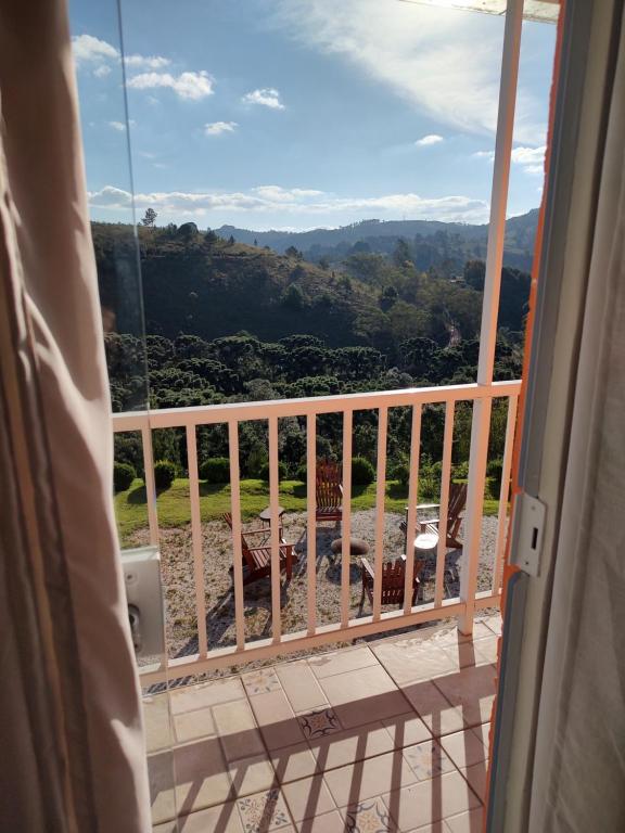 坎波斯杜若尔当Pousada Caminhos da Vila Chantal的房屋的阳台享有风景。