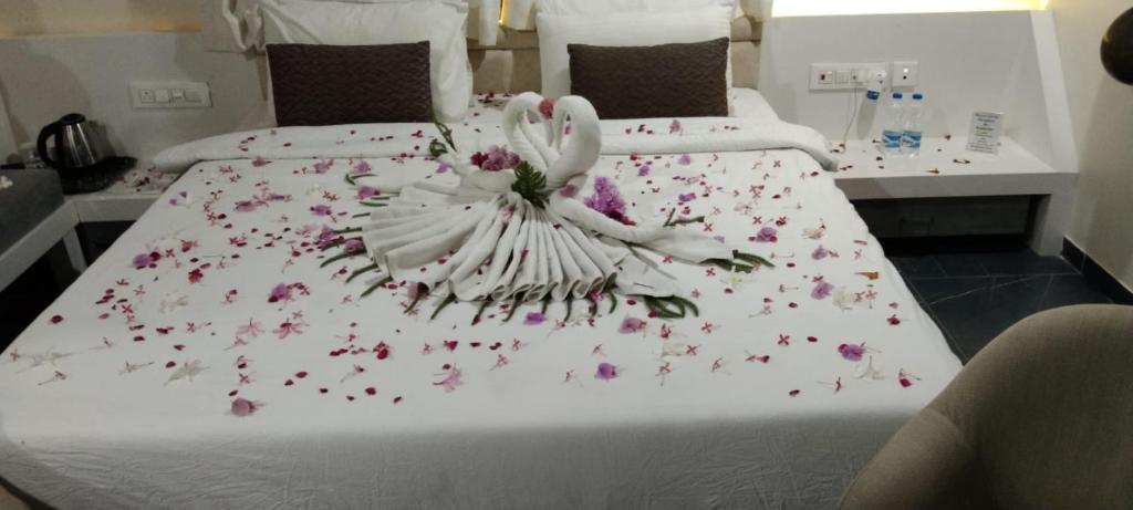 巴夫那加尔Shubhdev Revival Resort的卧室里一张鲜花盛开的床