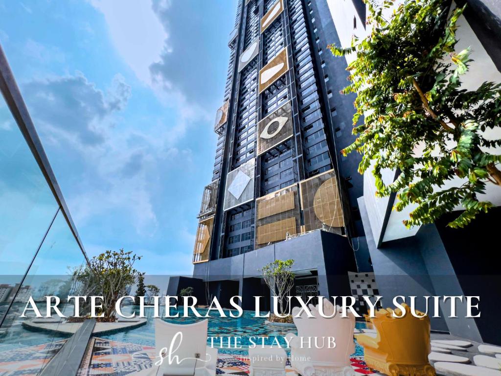 吉隆坡Arte Cheras Luxury Suites by THE STAY HUB的享有Hyannis豪华套房的美景。