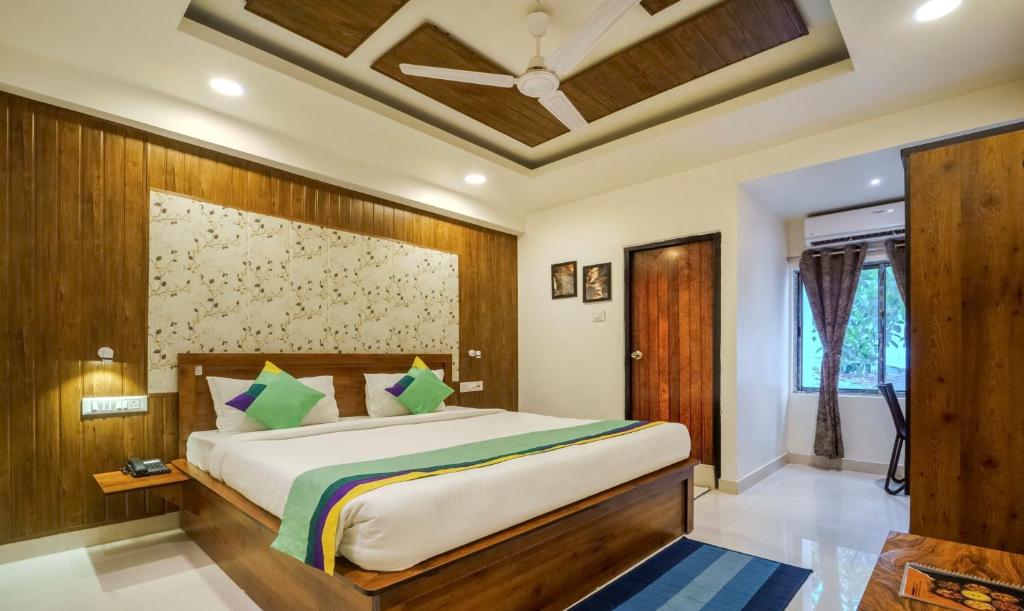古瓦哈提Treebo Trend Park Palace的一间卧室,卧室内配有一张大床