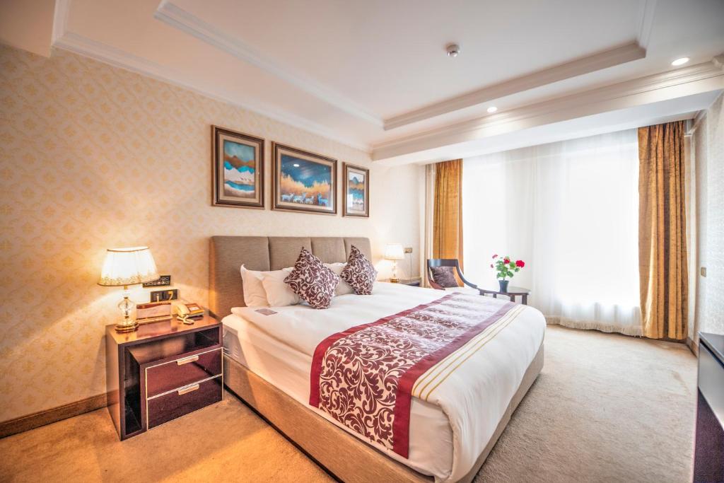 乌兰巴托皇家2号酒店的酒店客房设有一张大床和一台电视。