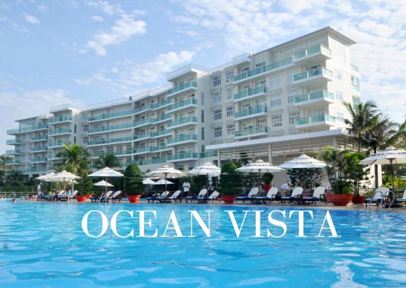 Ấp Ngọc HảiCăn Hộ Ocean Vista 1PN的大楼前设有游泳池的酒店