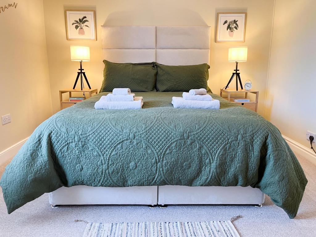 切斯特Overleigh Cottage, with optional Hot Tub hire的一间卧室配有一张床,上面有两条毛巾