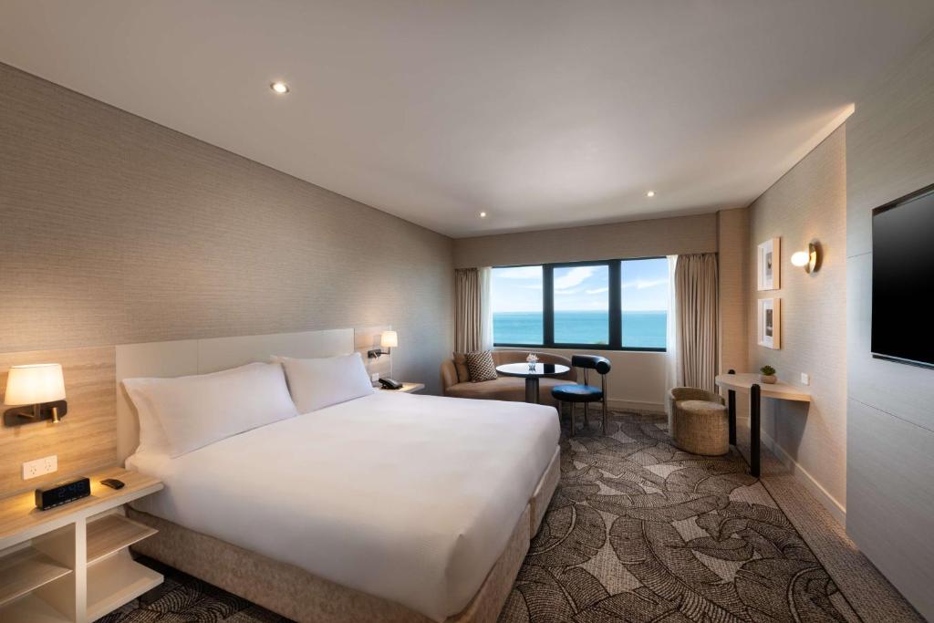 达尔文达尔文希尔顿酒店的酒店客房设有一张大床和一台电视。