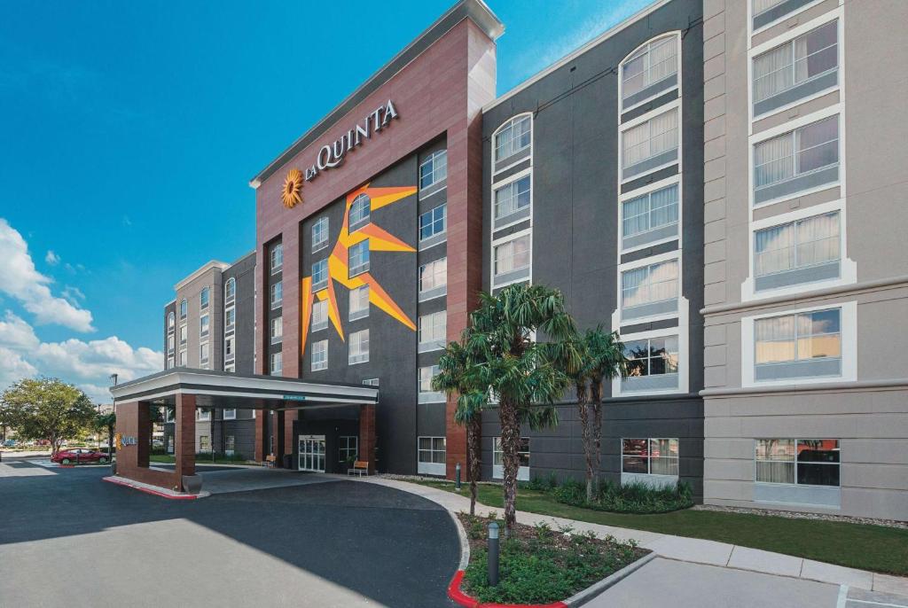 圣安东尼奥La Quinta Inn & Suites by Wyndham San Antonio Downtown的酒店前方的 ⁇ 染