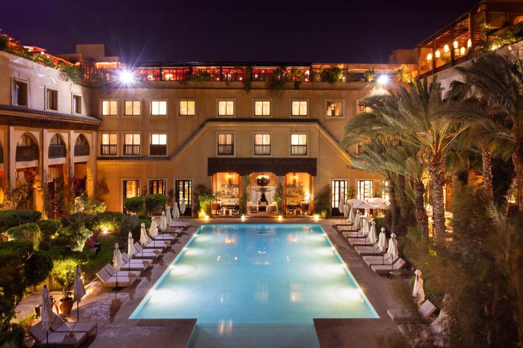 马拉喀什勒斯加丁斯德拉库图比亚酒店的夜间在大楼前的游泳池