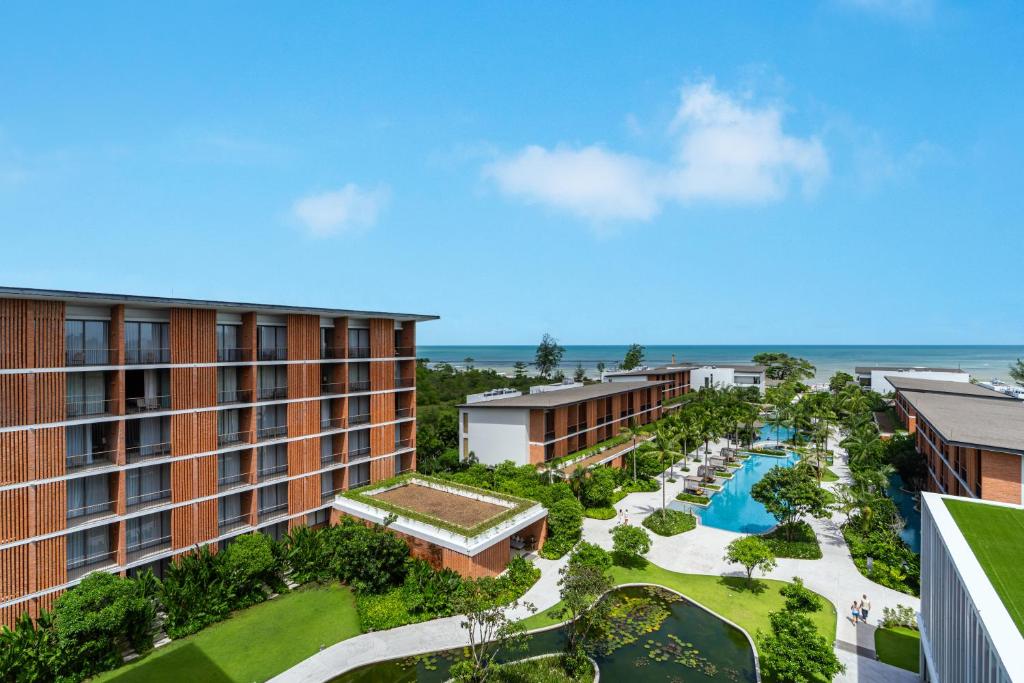 蔻立Pullman Khao Lak Resort的享有带游泳池的度假村的空中景致