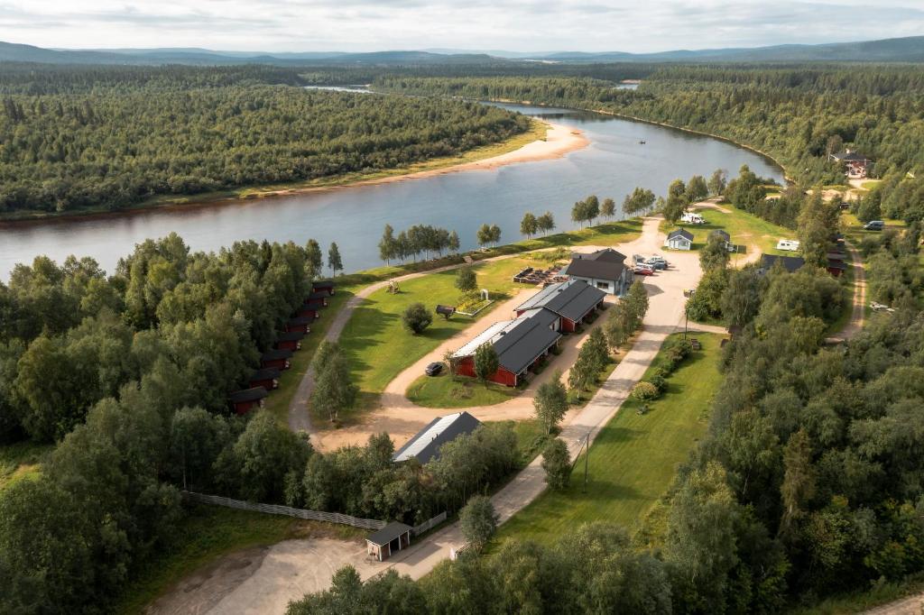 伊瓦洛Arctic River Resort的享有河流的空中景致,设有房屋