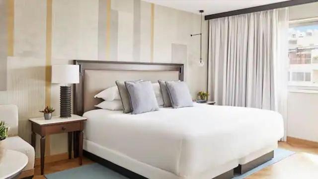 马德里Hyatt Regency Hesperia Madrid的卧室设有一张白色大床和一扇窗户。