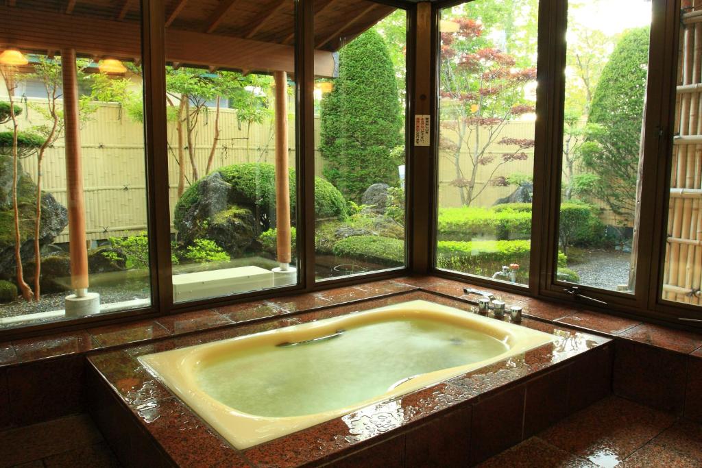 山中湖村亚布基索宾馆的窗户客房内的浴缸