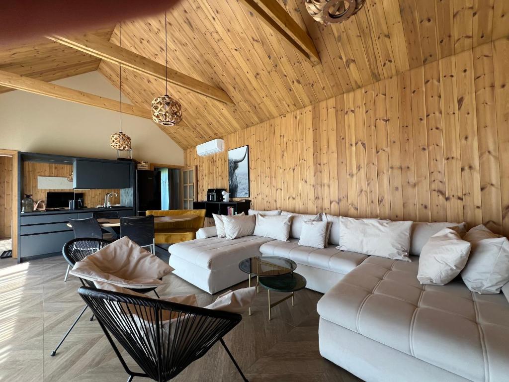 SaraiķiViesuli Village Villa的客厅设有白色沙发和木墙