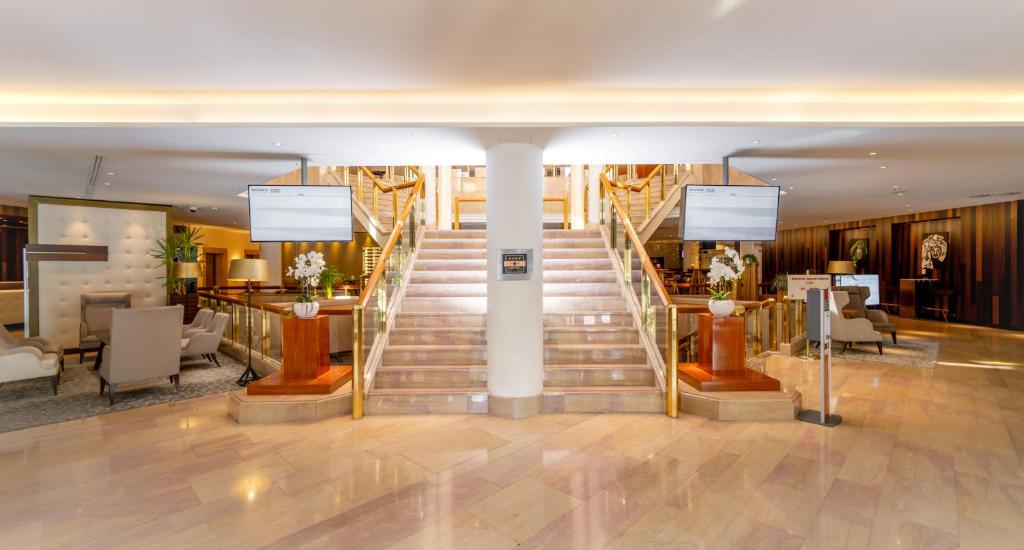 日内瓦日内瓦瑞享酒店和赌场的大堂设有桌椅楼梯
