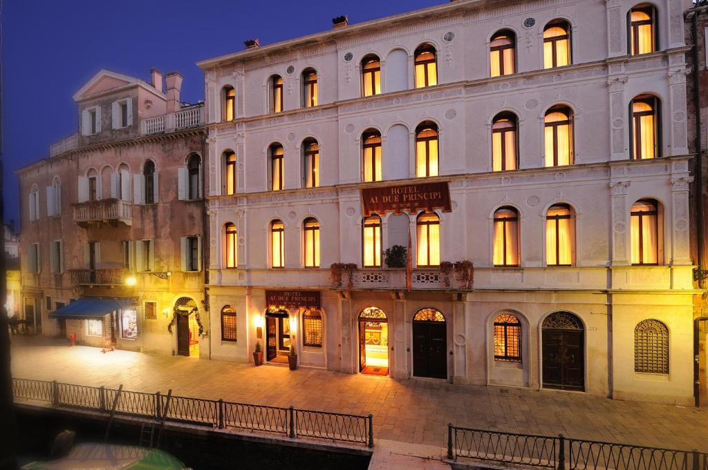 威尼斯埃杜尔普林西皮酒店的一座大建筑,晚上有灯