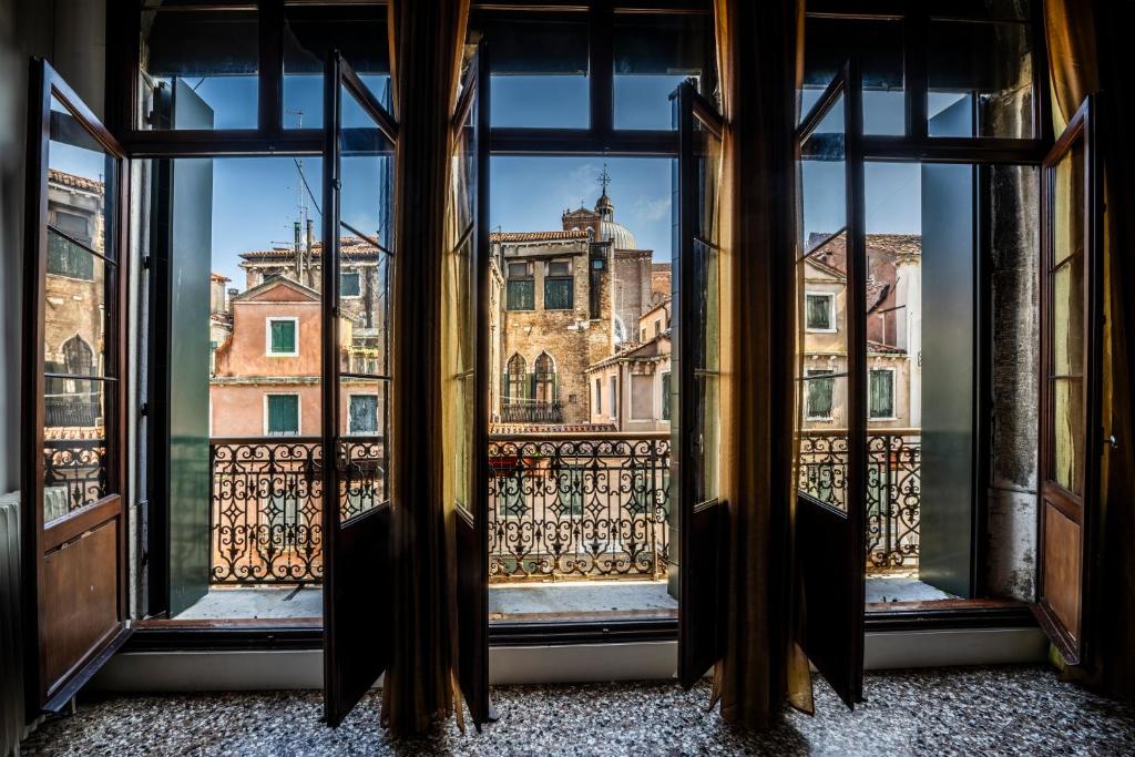 威尼斯萨伏伊约兰达公寓的享有城市美景的开放式窗户。