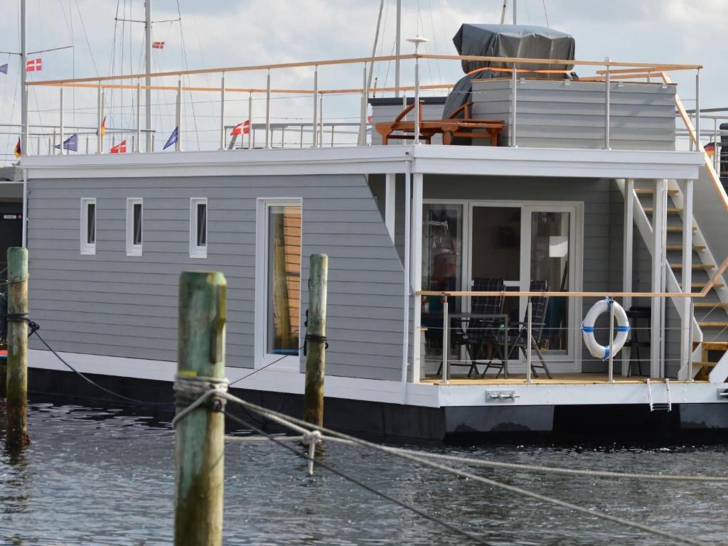 艾恩松Houseboat Hecht in Egernsund at the Marina Minde的船停靠在水面上的码头