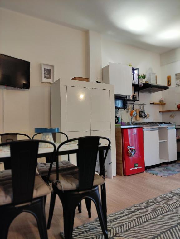 桑格罗堡Appartamento relax Svitlana的配有桌椅和厨房的房间