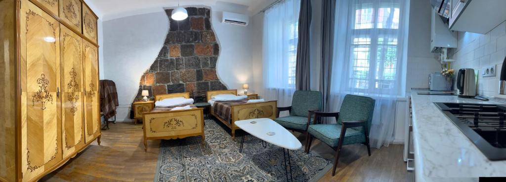 埃里温Apartments Pushkin Street的厨房设有带桌椅的客厅。