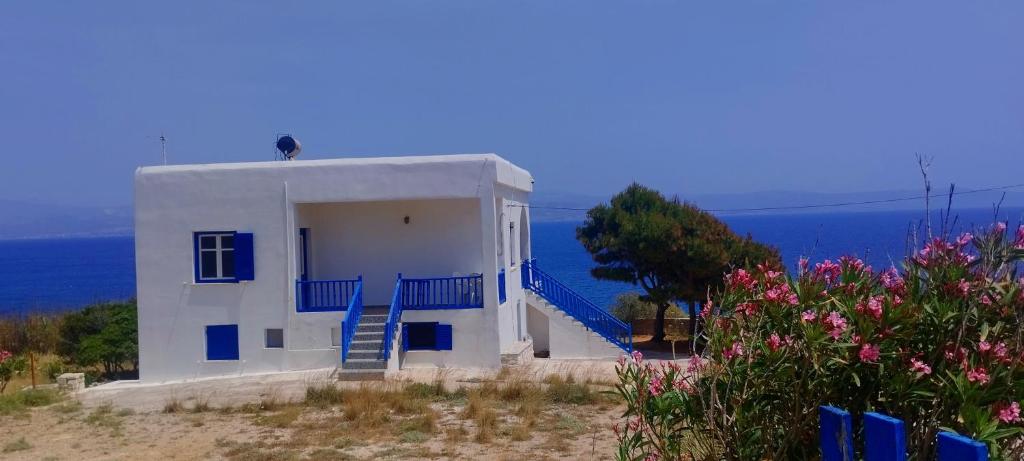 皮索利瓦迪Καραμπεικο的海边的白色房子,有蓝色的楼梯