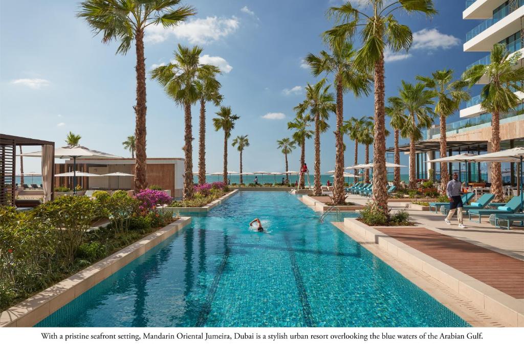 迪拜Mandarin Oriental Jumeira, Dubai的棕榈树度假村的游泳池