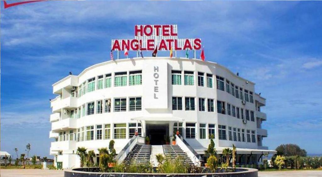 El KsibaHotel Angle Atlas的一座建筑,上面有一间美利加斯酒店