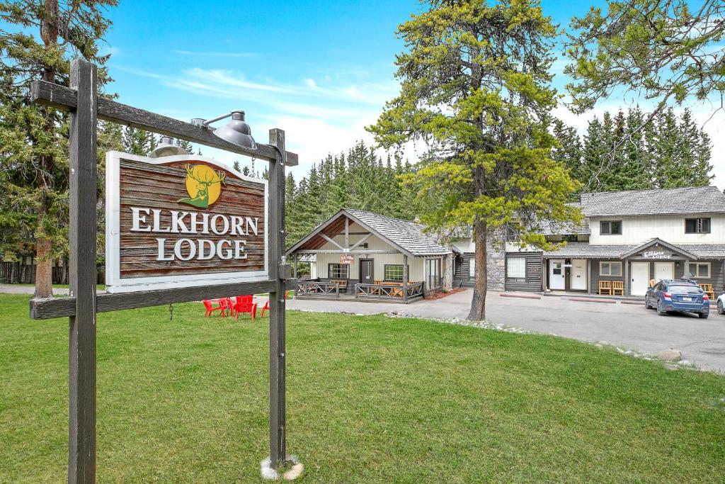 班夫Elkhorn Lodge Vacation Rentals的房屋前游客小屋的标志