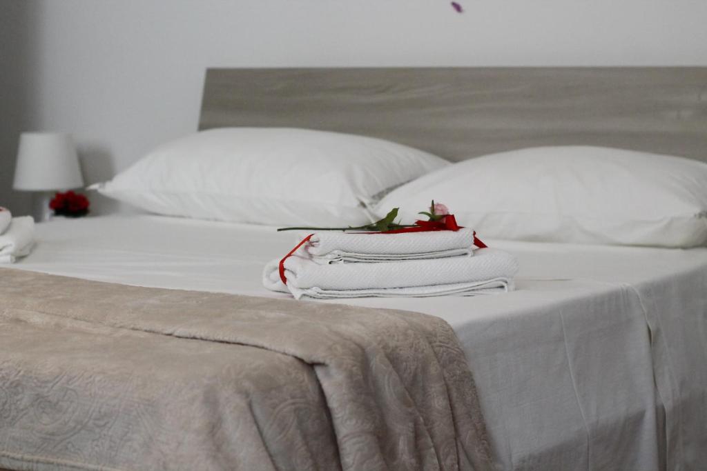 帕多瓦Mirella's House的一张白色的床,上面有一堆毛巾