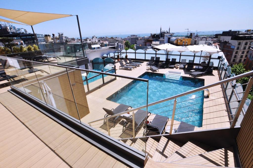 伊斯坦布尔维琴察酒店的大楼顶部带游泳池的阳台