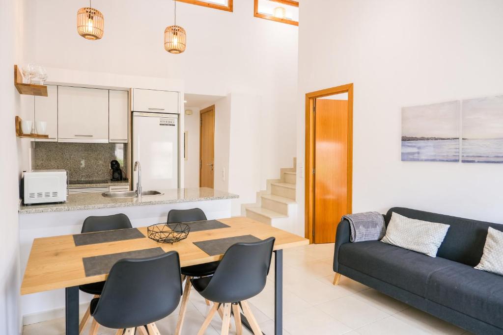 贝萨卢Ca lEudald 3 Apartamento en Besalú con terraza的客厅配有桌椅和沙发