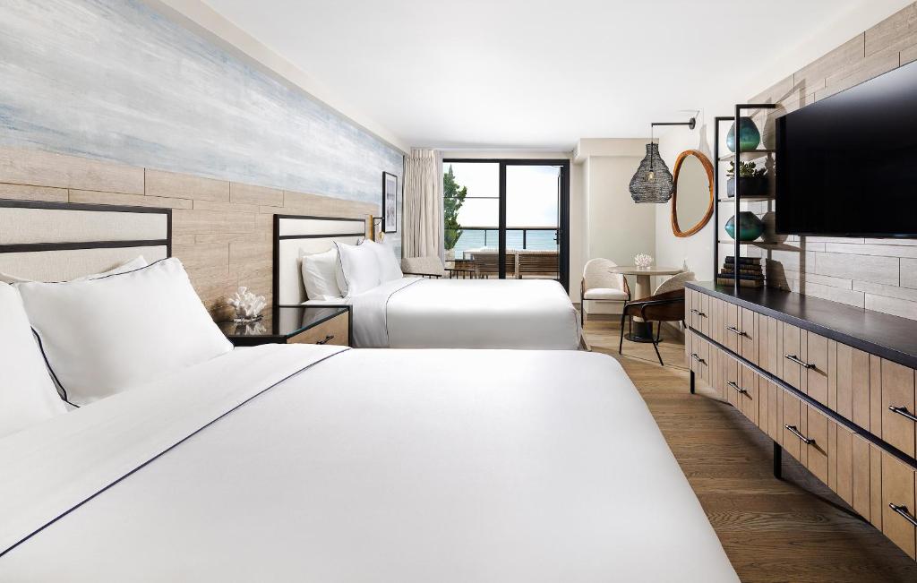 蒙托克加尔尼蒙托克海水Spa度假酒店的酒店客房设有两张床和一台平面电视。