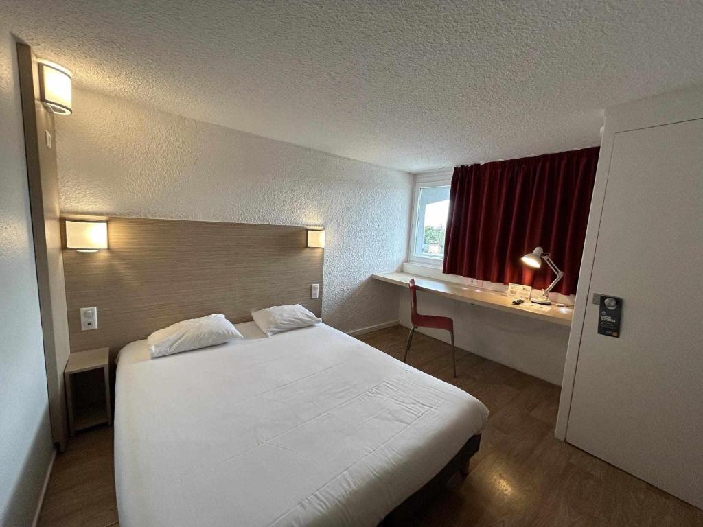 尚特马坎苏迪普瑞米尔经典酒店的酒店客房设有白色的床和窗户。