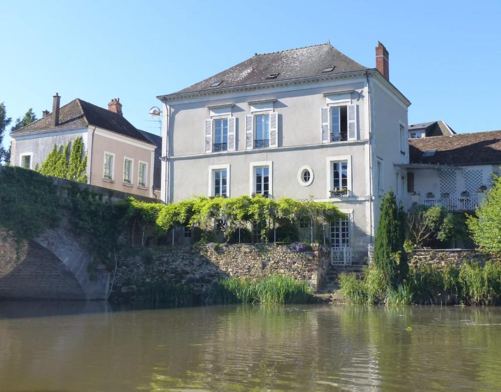 拉弗雷切Villa du Loir的河边的白色房子