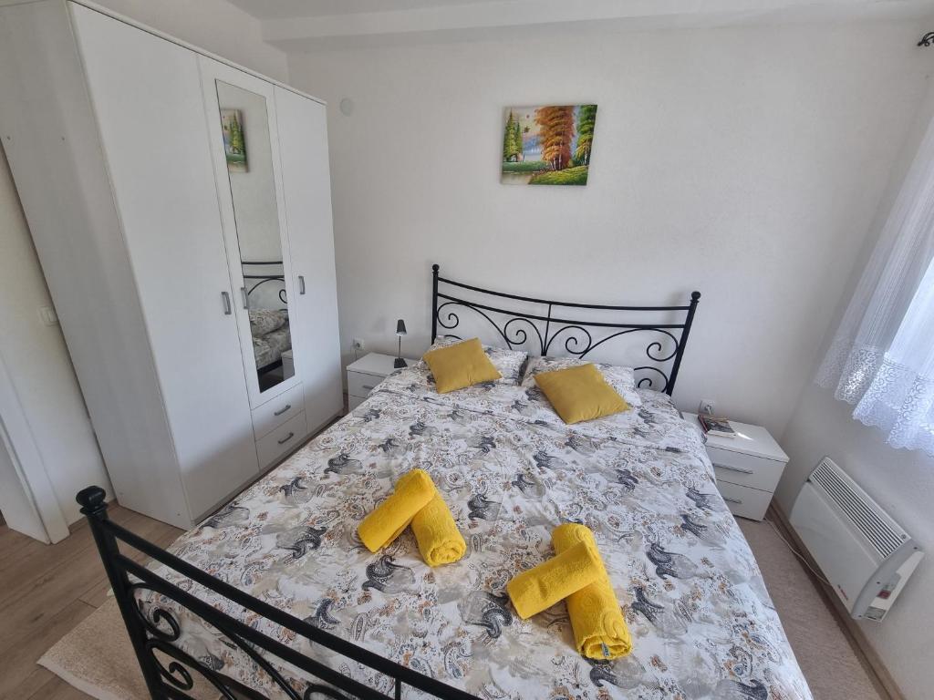 索科矿泉村Nada-S的一间卧室配有一张带黄色枕头的床