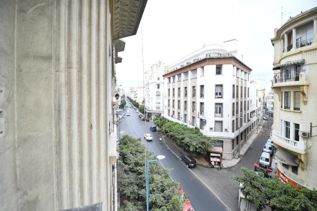 卡萨布兰卡Cosy Art Deco Apart的从大楼欣赏到城市街道的景色