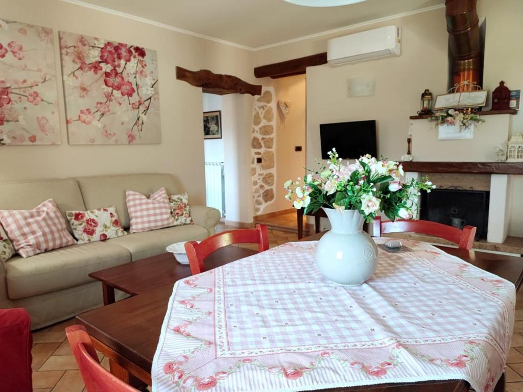 苏尔莫纳Il Bagolaro Casa Vacanze的客厅里设有一张桌子,上面有花瓶