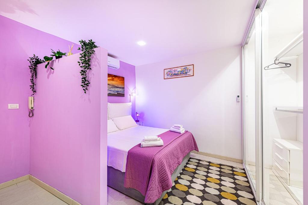 罗马Luxury Apartments Pantheon Roma的紫色客房 - 带一张床和步入式淋浴间