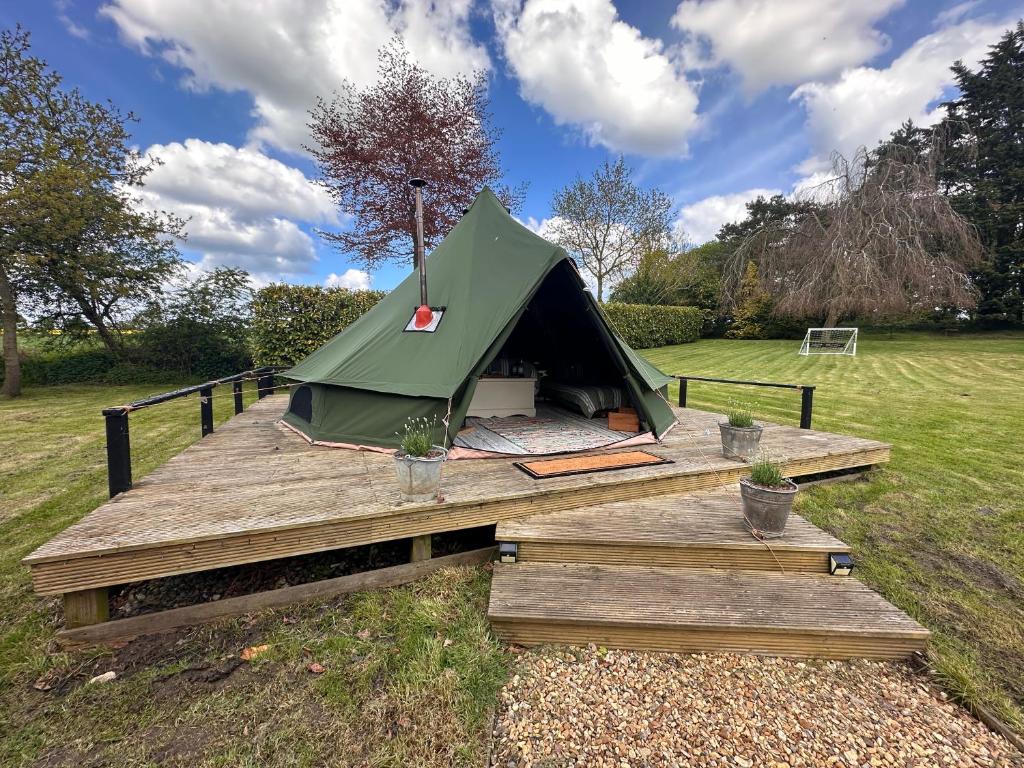 克罗默Glen Farm Glamping的木制甲板上的一个绿色帐篷